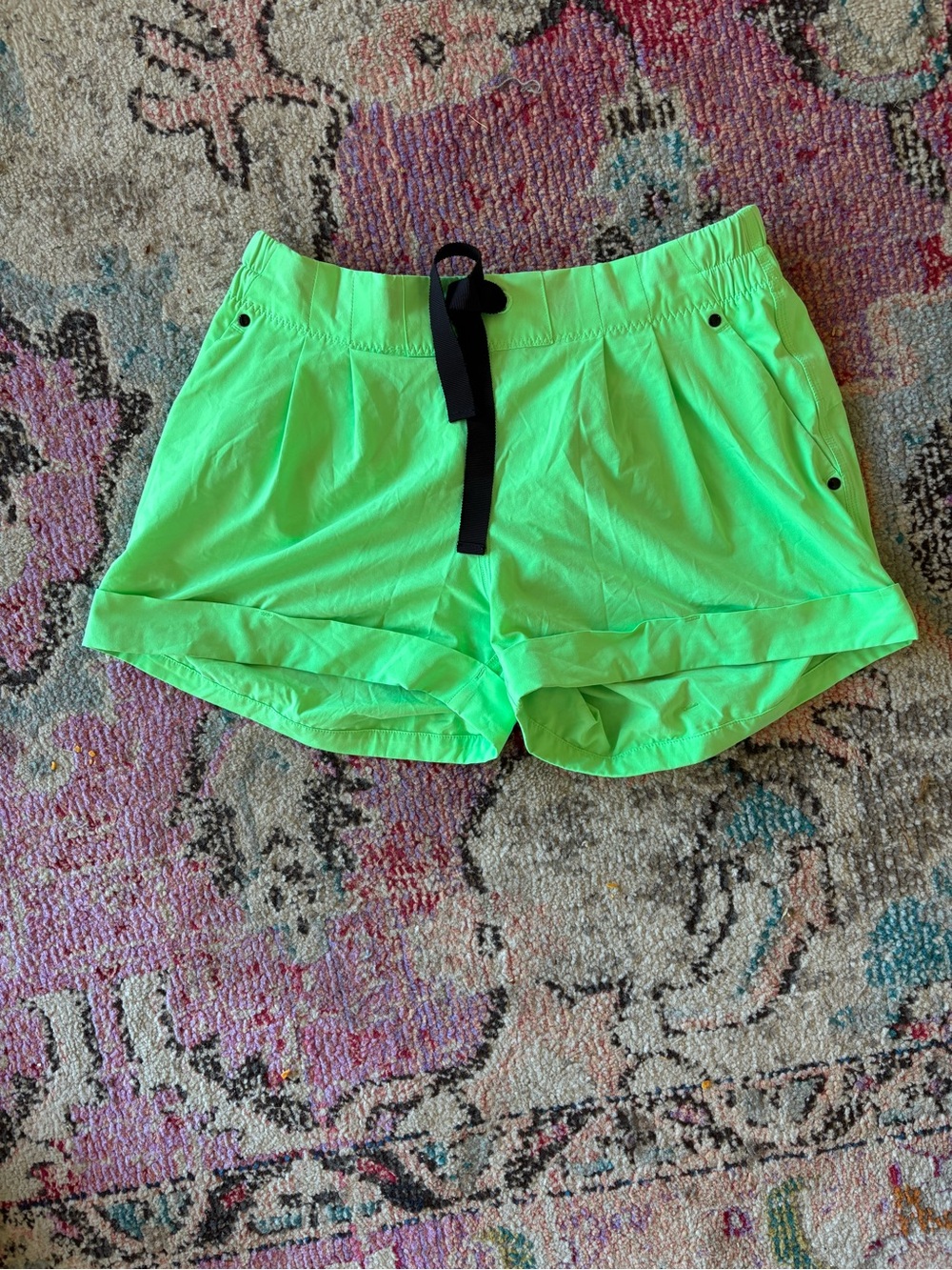 Lululemon tracker short v lime green size 8